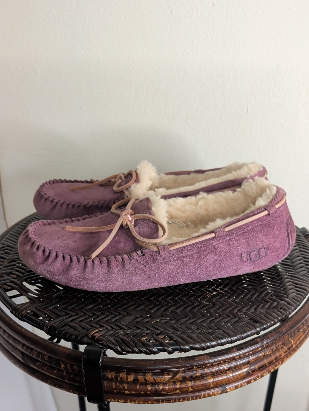 UGG AUSTRALIA DAKOTA SUEDE MOCCASIN SLIPPERS WOMEN SIZE 9